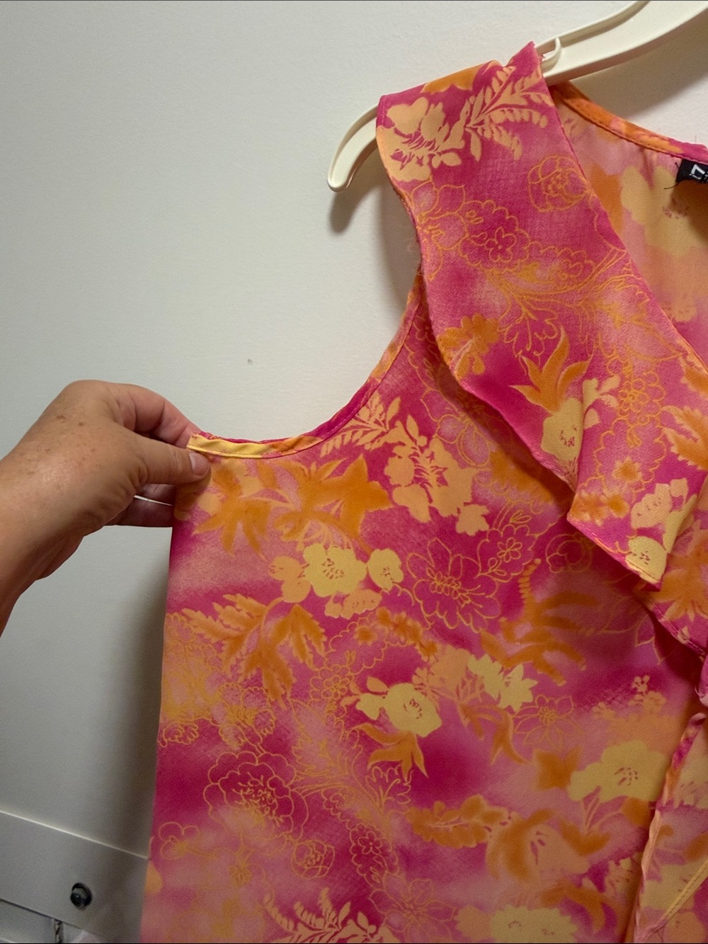 Label and neckline of a women's top - Picture 4 of 4
